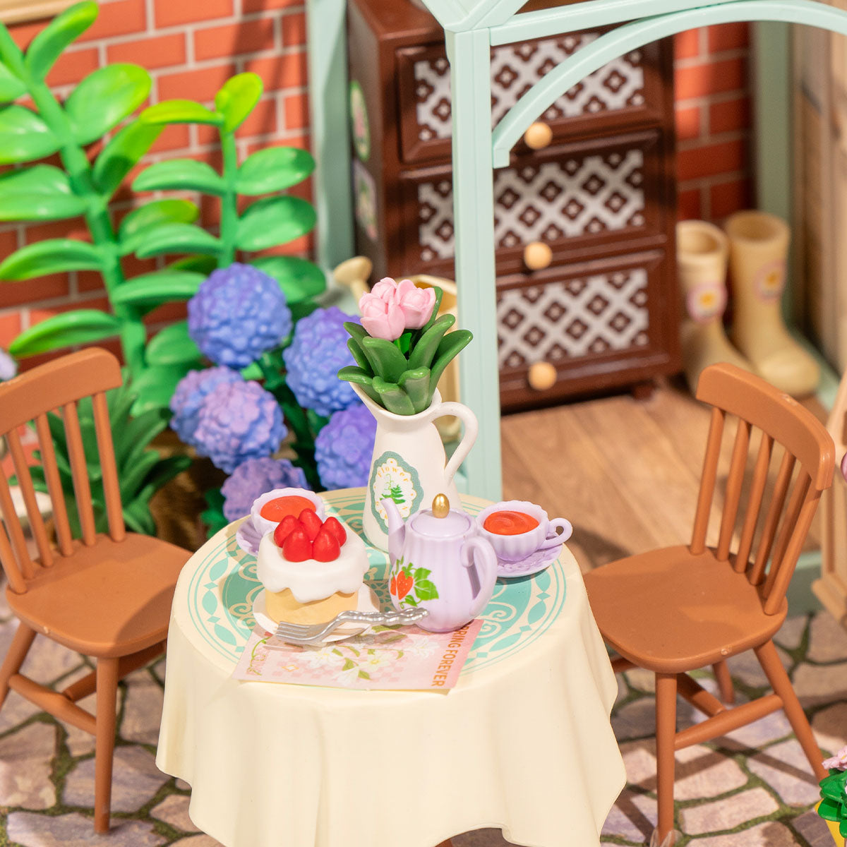 Rolife Blooming Tea Garden Miniature House DW013B DIY miniature house kit, top-down view of layout and arrangement