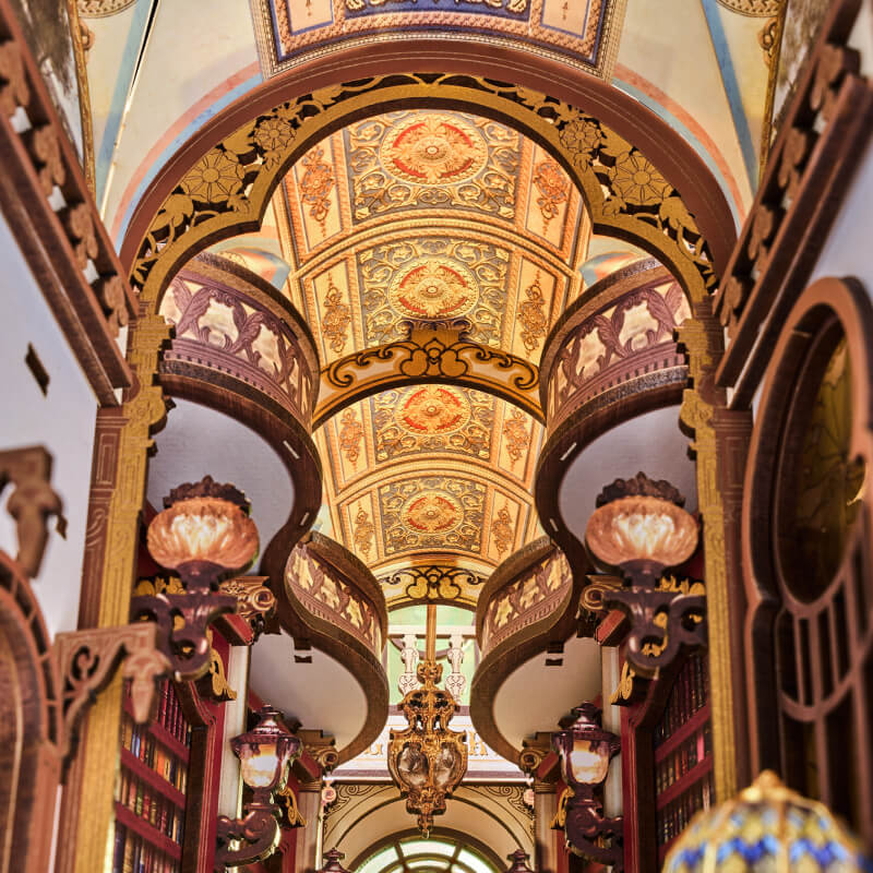 Boltíves mennyezet arany ornamentikával