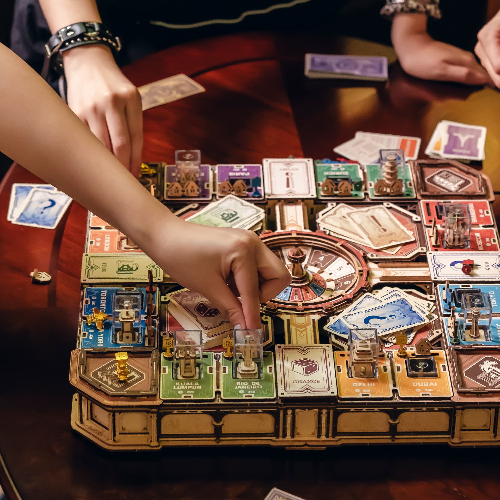 Un jeu de société classique de négociation immobilière mettant en vedette des villes du monde entier.