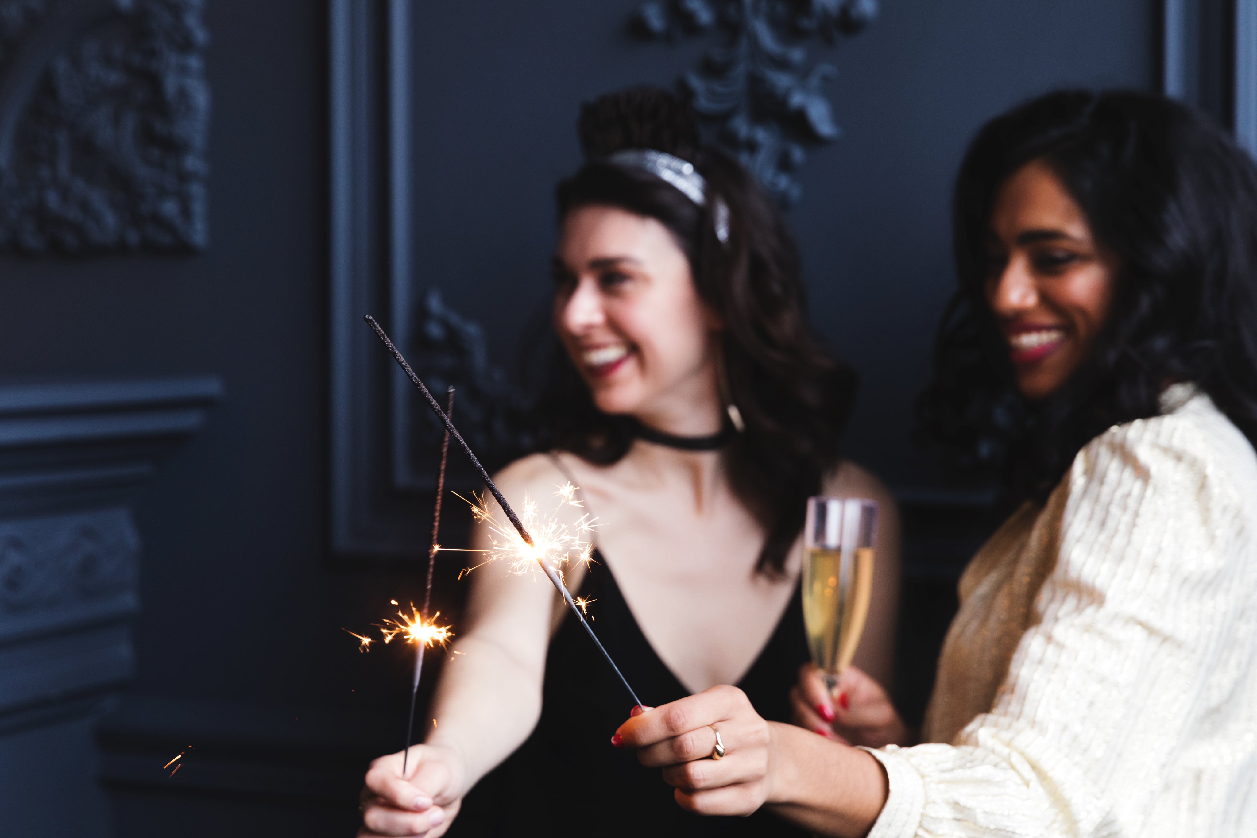 Robotime Online women with sparklers champagne
